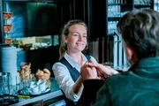 Niko (Andreas Guenther) flirtet mit der Barista Beate (Helene Stupnicki) und bittet sie um ihre Telefonnummer. Niko (Andreas Guenther) flirtet mit der Barista Beate (Helene Stupnicki) und bittet sie um ihre Telefonnummer.