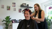 Natascha will die Haare schön haben und lässt Cousine Jessica freie Hand. Natascha will die Haare schön haben und lässt Cousine Jessica freie Hand.