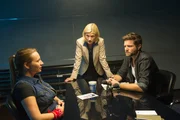 Martina Seiffert (Astrid M. Fünderich, M.) und Jo Stoll (Peter Ketnath, r.) setzen Melanie Runge (Rebecca Madita Hundt, l.) unter Druck. Es hat sich herausgestellt, dass sie zur Tatzeit in der Nähe des Tatorts war. Martina Seiffert (Astrid M. Fünderich, M.) und Jo Stoll (Peter Ketnath, r.) setzen Melanie Runge (Rebecca Madita Hundt, l.) unter Druck. Es hat sich herausgestellt, dass sie zur Tatzeit in der Nähe des Tatorts war.