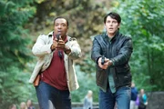 Hank Green (Russell Hornsby, l.) und Nick Burkhardt (David Giuntoli) jagen einen Ziegend&auml;mon?