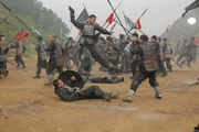 XI'AN, CHINA- Albert Lin untersucht die Klinge eines Schwertes, das zusammen mit den Terrakotta-Kriegern vergraben wurde.