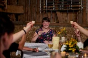 Carolin Detsch bei der Begrüßung. Begrüßungsgetränk, Anstoßen. Carolin Detsch bei der Begrüßung. Begrüßungsgetränk, Anstoßen.