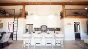 Das Power-Paar plant einen Anbau zum Wohnen und verleiht dem Interior einen modernen Landhaus-Look in Naturtönen. Das Power-Paar plant einen Anbau zum Wohnen und verleiht dem Interior einen modernen Landhaus-Look in Naturtönen.