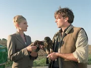 Arzthelferin wider Willen: Die coole St&auml;dterin Lena (Johanna Christine Gehlen) hilft dem Naturburschen Steffen (Daniel Morgenroth), einen verletzten Bussard zu versorgen.