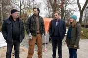 Otto (Florian Martens, l.) und Linett (Stefanie Stappenbeck) fragen Hannes (Max Simonischek, 2.v.l.) und Michael (Sebastian Bezzel, 2.v.r.) nach deren Alibis.