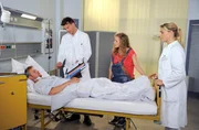 Maurice (Johannes Brandrup, 2.v.l.) ist auf Wunsch seiner Tochter Nathalie (Lara Maria Wichels, 2.v.r) nach Lüneburg geeilt, um Robin (Niklas Osterloh, l.) zu operieren. Doch Robin ist sich plötzlich nicht mehr sicher, ob er das hohe Risiko der Operation eingehen will. Britta (Jelena Mitschke, r.). Maurice (Johannes Brandrup, 2.v.l.) ist auf Wunsch seiner Tochter Nathalie (Lara Maria Wichels, 2.v.r) nach Lüneburg geeilt, um Robin (Niklas Osterloh, l.) zu operieren. Doch Robin ist sich plötzlich nicht mehr sicher, ob er das hohe Risiko der Operation eingehen will. Britta (Jelena Mitschke, r.).
