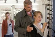 Jon (Frank Vockroth, M. ) sucht sich gerade bei Optikerin Maike Brix (Katja Danowski, r.), seiner aktuellen Freundin, eine Sonnenbrille aus, als Nora (Loretta Stern, l.) ihn zu einem Mordfall ruft. Jon (Frank Vockroth, M. ) sucht sich gerade bei Optikerin Maike Brix (Katja Danowski, r.), seiner aktuellen Freundin, eine Sonnenbrille aus, als Nora (Loretta Stern, l.) ihn zu einem Mordfall ruft.