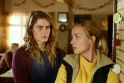 Das Ehepaar Katrin (Samia Chancrin, l.) und Eva (Pina K&cedil;hr, r.) sagen bei der Polizei aus. Es scheint jedoch, als h&auml;tten beide ein Geheimnis, welches sie verstecken.