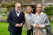 Richard Voss (Jan-Gregor Kremp, l.) wurde auf den Hof von Ursula Leitner (Kathrin Ackermann, M.) und ihrer Tochter Iris (Aglaia Szyszkowitz, r.) gerufen, nachdem Iris' Mann verschwunden ist.