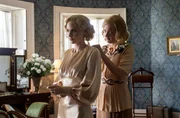 Diana Mitford (l., Joanna Vanderham) und Unity Mitford (r., Shannon Watson). Diana Mitford (l., Joanna Vanderham) und Unity Mitford (r., Shannon Watson).