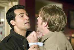 Der betrunkene Klaus (Pierre Besson, re.) legt sich mit Brian (Erol Sander) an.