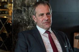 Christopher (Stephan Schad) m&ouml;chte keine Risiken eingehen &ndash; und stellt Andy kalt.