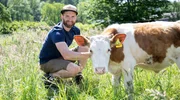 Gastgeber Melvin Berger vom Biohof Berger in Plettenberg. Auf dem Hof werden u.a. "Ansbach Triesdorfer&ldquo; Rinder gehalten. Diese Rasse, die auch Tigerrind genannt wird, gibt weder viel Milch noch setzt sie viel Fleisch an und ist deshalb vom Aussterben bedroht.