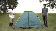 v.li.: Outdoor Experte Mario Rank und Moderator Stephan Bydlinski beim Zelte-Check.