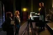 Dass Johanna Pollak (Genet Zegay, l.) und Michelle Weissenbach (Sinha Melina Gierke, M.) weiter an ihrem gemeinsamen Theaterst&uuml;ck arbeiten wollen, ist f&uuml;r Iris Leitner (Aglaia Szyszkowitz, r.) unfassbar.