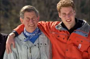 Prinz Charles und Prinz William beim Skiurlaub in Klosters in der Schweiz im März 2002. Prinz Charles und Prinz William beim Skiurlaub in Klosters in der Schweiz im März 2002.