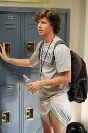 Axl Heck (Charlie McDermott)