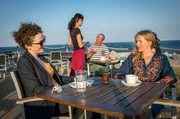 Eine Headhunterin (Karoline B&auml;r) bietet Nora (Tanja Wedhorn, re.) eine Stelle in Berlin an.