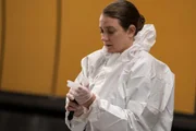 Die Forensikerin Ashley Wilton (Sophie Stone) sichert Spuren in der U-Bahn Passage, wo der Mord stattgefunden hat. Die Forensikerin Ashley Wilton (Sophie Stone) sichert Spuren in der U-Bahn Passage, wo der Mord stattgefunden hat.