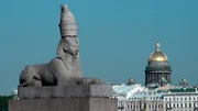 Sphinx am Newa-Ufer und Isaakskathedrale.