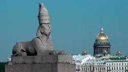 Sphinx am Newa-Ufer und Isaakskathedrale.