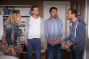 Adam (Lucas Gregorowicz, 2.v.r.) ist überzeugt, dass Katjas (Tina Amon Amonsen) nervöse Ticks darauf zurückzuführen sind, dass sie sich im Versteckspiel zwischen Leo (Marc Ben Puch, r.) und Jörg (Matthias Lier) aufreibt und organisiert eine 'Konfrontationstherapie'. Adam (Lucas Gregorowicz, 2.v.r.) ist überzeugt, dass Katjas (Tina Amon Amonsen) nervöse Ticks darauf zurückzuführen sind, dass sie sich im Versteckspiel zwischen Leo (Marc Ben Puch, r.) und Jörg (Matthias Lier) aufreibt und organisiert eine 'Konfrontationstherapie'.