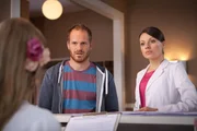 Weil Adam sich plötzlich um seine eigenen Angelegenheiten kümmern muss, ist es jetzt an Eva (Julia Hartmann, r.), zu koordinieren, wie Leo (Marc Ben Puch) in der Praxis auf seine Frau und deren Freund trifft. Weil Adam sich plötzlich um seine eigenen Angelegenheiten kümmern muss, ist es jetzt an Eva (Julia Hartmann, r.), zu koordinieren, wie Leo (Marc Ben Puch) in der Praxis auf seine Frau und deren Freund trifft.