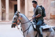 Petra, Jordanien - Albert Lin zu Pferd in Al-Khazneh in Petra, Jordanien.