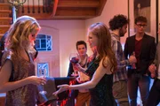 Scarlett (Franziska Brandmeier, r.) hat Streit mit ihrer besten Freundin Bianca (Sinja Diek), die ohne zu fragen Scarletts Kleid auf ihrer eigenen Party tr&auml;gt.