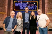 Moderator Kai Pflaume (M.) und seine Rateteam-Kapit&auml;ne Bernhard Ho&euml;cker (l.) und Elton (r.) begr&uuml;&szlig;en in dieser Sendung die Schlagers&auml;ngerin Nicole (2.v.l.) und die Rapperin Sabrina Setlur (2.v.r.).