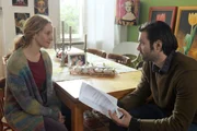 Maike (Chiara Schoras) offenbart Hannes (Max Simonischek), dass sie jetzt Teilhaberin seiner Firma ist.