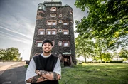 Philipp Jeske hat sein B&uuml;ro im markanten Br&uuml;ckenturm der Ruhrorter Rheinbr&uuml;cke. Von hier aus versucht der Immobilienverwalter den &bdquo;hippen, coolen und charakterstarken&ldquo; Stadtteil unter Duisburgs Wohnungssuchenden bekannter zu machen.