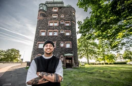Philipp Jeske hat sein B&uuml;ro im markanten Br&uuml;ckenturm der Ruhrorter Rheinbr&uuml;cke. Von hier aus versucht der Immobilienverwalter den &bdquo;hippen, coolen und charakterstarken&ldquo; Stadtteil unter Duisburgs Wohnungssuchenden bekannter zu machen.