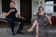 ARD Degeto F&Uuml;R IMMER SOMMER 90, am Mittwoch (06.01.21) um 20:15 Uhr im ERSTEN. Andy (Charly H&uuml;bner) m&ouml;chte Berit (Karoline Schuch) unterst&uuml;tzen &copy; ARD Degeto/Manju Sawhney, honorarfrei - Verwendung gem&auml;&szlig; der AGB im engen inhaltlichen, redaktionellen Zusammenhang mit genannter Degeto-Sendung und bei Nennung "Bild: ARD Degeto/Manju Sawhney" (S2+). ARD Degeto/Programmplanung und Presse, Tel: 069/1509-335, degeto-presse@degeto.de