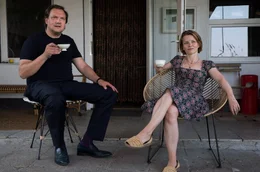 ARD Degeto F&Uuml;R IMMER SOMMER 90, am Mittwoch (06.01.21) um 20:15 Uhr im ERSTEN. Andy (Charly H&uuml;bner) m&ouml;chte Berit (Karoline Schuch) unterst&uuml;tzen &copy; ARD Degeto/Manju Sawhney, honorarfrei - Verwendung gem&auml;&szlig; der AGB im engen inhaltlichen, redaktionellen Zusammenhang mit genannter Degeto-Sendung und bei Nennung "Bild: ARD Degeto/Manju Sawhney" (S2+). ARD Degeto/Programmplanung und Presse, Tel: 069/1509-335, degeto-presse@degeto.de