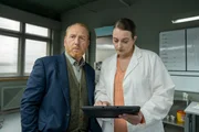 Max Arnold und Ashley Wilton in der Pathologie.