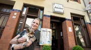 Jennifer Breitkopf ist die Wirtin einer der letzten Kneipen in Ruhrort. Zu Zeiten von Kommissar Horst Schimanski hie&szlig; die heutige &bdquo;Ankerbar&ldquo; einfach nur &bdquo;Anker&ldquo;. Etliche G&auml;ste kommen heute immer noch wegen &bdquo;Schimmi&ldquo; und der Tatort-Reminiszenz hierher.