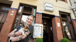 Jennifer Breitkopf ist die Wirtin einer der letzten Kneipen in Ruhrort. Zu Zeiten von Kommissar Horst Schimanski hie&szlig; die heutige &bdquo;Ankerbar&ldquo; einfach nur &bdquo;Anker&ldquo;. Etliche G&auml;ste kommen heute immer noch wegen &bdquo;Schimmi&ldquo; und der Tatort-Reminiszenz hierher.