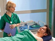 MDR Fernsehen IN ALLER FREUNDSCHAFT FOLGE 459, "Das Fest der Liebe", am Montag (24.12.12) um 03:05 Uhr. Dr. Kathrin Globisch (Andrea Kathrin Loewig) bereitet Franz Rahn (Michael Baral) auf die OP vor. Wie ein Wunder, hat der gl&auml;serne Eiszapfen in seiner Brust nur knapp alle lebenswichtigen Organe verfehlt.
