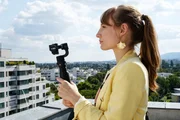 Dani (Julia Roy) hat sich unerlaubter Weise zu dem Tatort begeben und m&ouml;chte ihre Eindr&uuml;cke mit der Kamera festhalten.