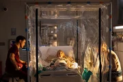 Darren Barnet als Dr. John Frost, Hattie M. Baker als Cora Cooper, Erin Davie als Vivienne Cooper.