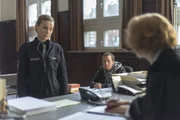 Franzi (Rhea Harder, l.) sagt vor Gericht f&uuml;r ihren Sch&uuml;tzling Zlatko (Willi Gerk, M.) aus, der wegen gef&auml;hrlicher K&ouml;rperverletzung angeklagt wird.