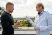 Major Max Herzog (Martin Gruber, l.) findet an der Sprungstelle einen halb gerauchten Joint, den er Spurensicherer Franz Wohlfahrt (Helmuth Bohatsch, r.) &uuml;bergibt.