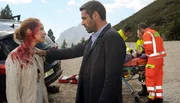 Mit viel Gl&uuml;ck entkommt Sonja Schwarz (Chiara Schoras) einem Anschlag von einem Scharfsch&uuml;tzen. Dabei wird allerdings ihr Ehemann von der Kugel lebensgef&auml;hrlich verletzt. "Capo" Matteo Zanchetti (Tobias Oertel) versucht sie zu beruhigen.