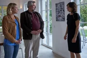 Im Rahmen der aktuellen Ermittlungen befragen die Kommissare Winter (Vanessa Eckart, l.) und Stadler (Dieter Fischer, M.) auch Antonia von Basewitz (Sarah-Rebecca Gerstner, r.), die Ehefrau des Opfers. Im Rahmen der aktuellen Ermittlungen befragen die Kommissare Winter (Vanessa Eckart, l.) und Stadler (Dieter Fischer, M.) auch Antonia von Basewitz (Sarah-Rebecca Gerstner, r.), die Ehefrau des Opfers.