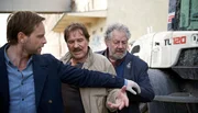 Was will Schimanski (G&ouml;tz George, M) hier am Tatort? Hunger (Julian Weigend, l.) und H&auml;nschen (Chiem van Houweninge) sind genervt von dem alten Haudegen, der immer seine Nase in alles reinstecken muss.