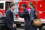 Cam (Tamara Taylor, Mi.) und Brennan (Emily Deschanel) k&uuml;mmern sich um Booth (David Boreanaz), der bei der Explosion einer Bombe mit dem Schrecken davon gekommen ist.