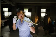 XI'AN, CHINA- Albert Lin untersucht die Klinge eines Schwertes, das zusammen mit den Terrakotta-Kriegern vergraben wurde. (Photo Credit: Brook Lapping Productions/ Patrick H&oslash;gsholt)