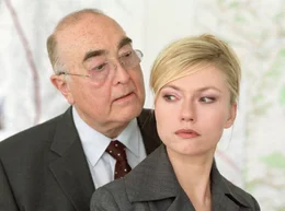 Der herrische Grabow (Ludwig Haas) sch&auml;rft Lena Seidel (Johanna Christine Gehlen) ein, wie wichtig ihm der Bau der Autobahnstrecke ist.