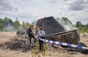 Marie (Katharina Wackernagel, l.) und Jenny (Eva B&uuml;hnen, r.) sehen sich die Absturzstelle des UFOs an. Sie vermuten, es k&ouml;nnte sich um einen chinesischen Satellit handeln.
